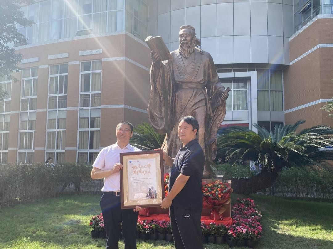 七中实验学校#写《论语》、诵《论语》 成都七中实验学校师生缅怀万世之师孔子