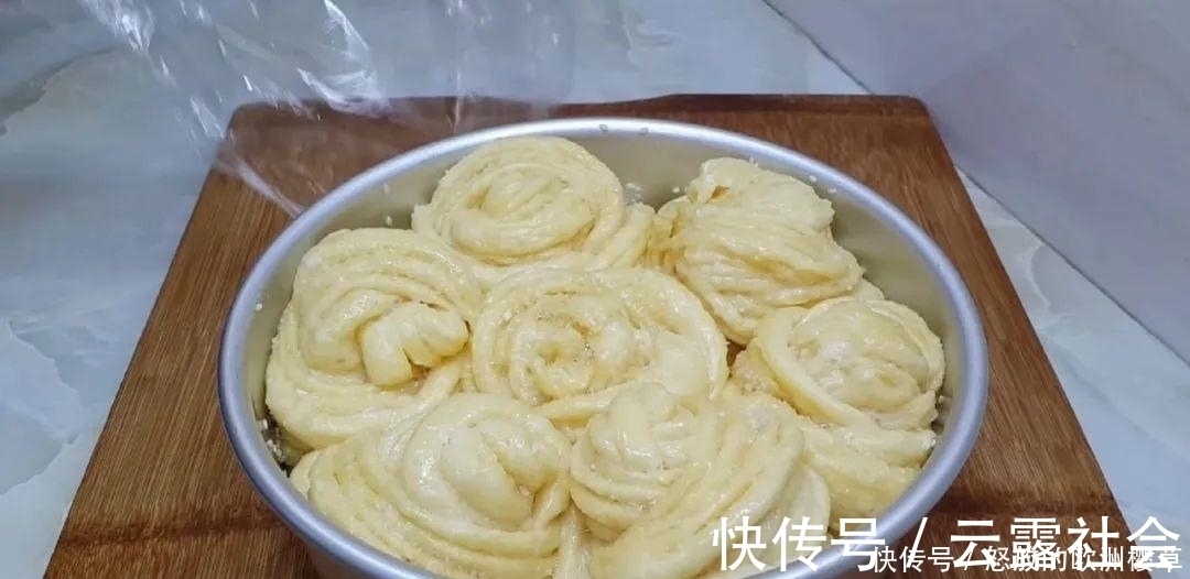 面包这样做才好吃，加4个鸡蛋，比蛋糕简单好吃，没烤箱也能成功