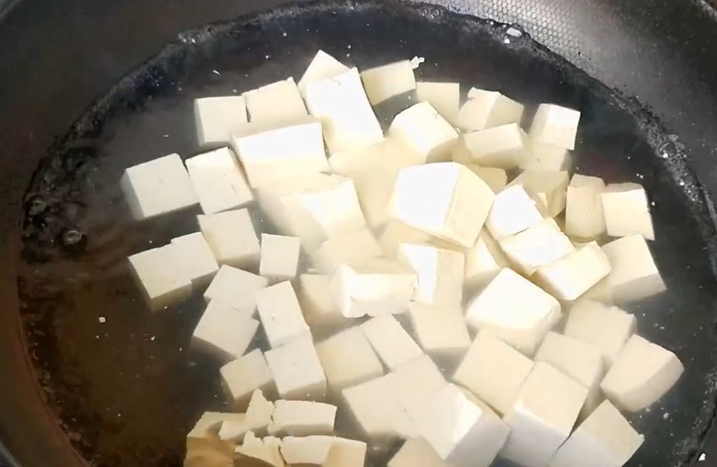 豆腐最美味的吃法,外酥里嫩吸满汤汁,是一道不错的下饭菜