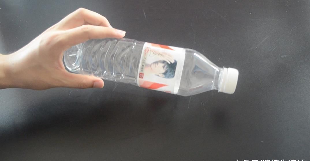 瓶盖上面戳一个洞, 没想到还有这个作用, 看完你会感谢我的