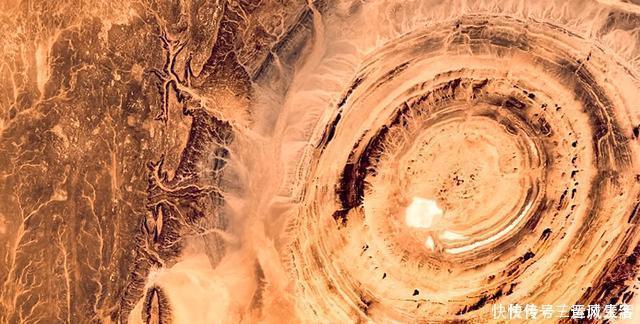 美国宇航员惊恐发现，地球上出现一只“巨眼”，正死死盯着太空