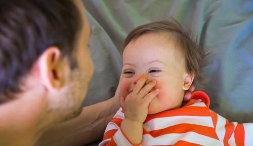 拨浪鼓|两个月宝宝就能交流?连医生都被萌化了,别忽略娃的感知能力