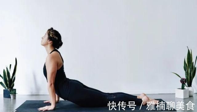 瑜伽|这套瘦小腹的瑜伽动作火了,每天睡前练一次,塑造完美马甲线