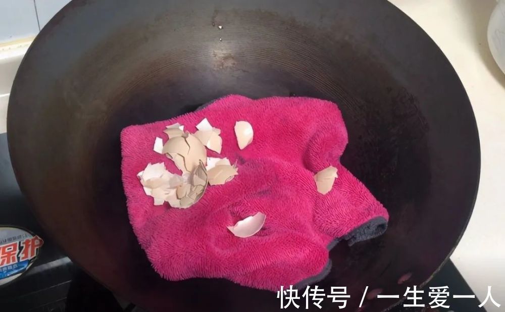 不管厨房抹布多脏多油,教你一招,不用搓洗,5分钟油污轻松洗净
