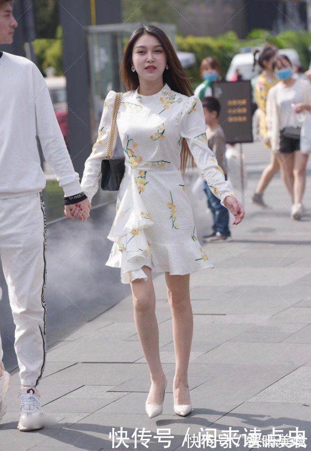 连衣裙 茉莉花图案连衣裙搭配高跟鞋,美丽大方,自信满满