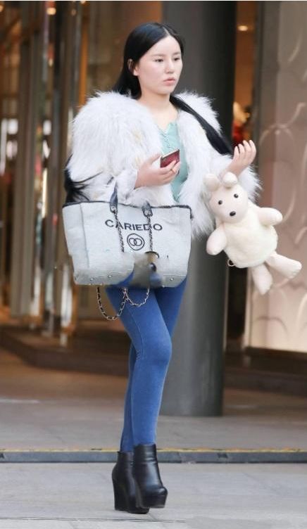 街拍:娴静优雅的美女,吊带长裙配灰色开衫,淑女范儿十足