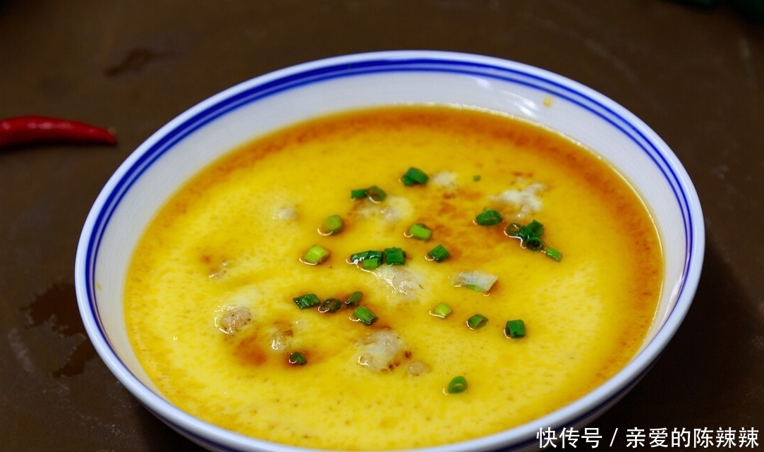 细腻|鸡蛋羹口感老蜂窝多?可能是你用错水了,学会这样做,细腻无蜂窝