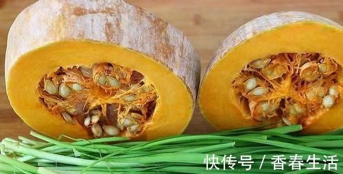 搅拌均匀|南瓜加韭菜最近火了，这样做太香了，饭店都吃不到，上桌就抢光