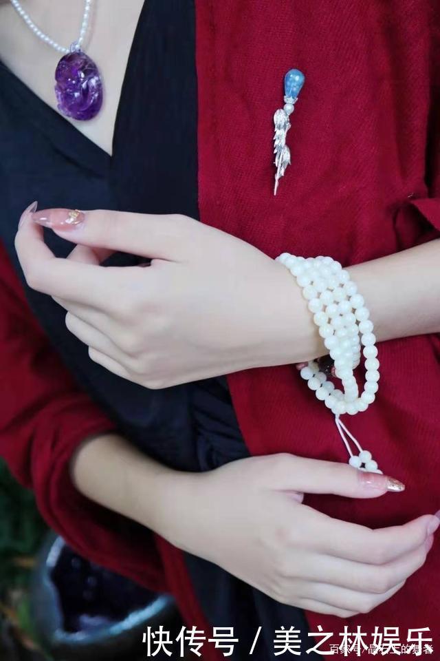 秋冬一款胸针胜过10件大牌珠宝,get胸针的佩戴方式!