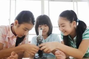 宝妈|妈妈在开门,4岁姐姐偷偷将刚出生弟弟推下陡坡,原因让人心酸