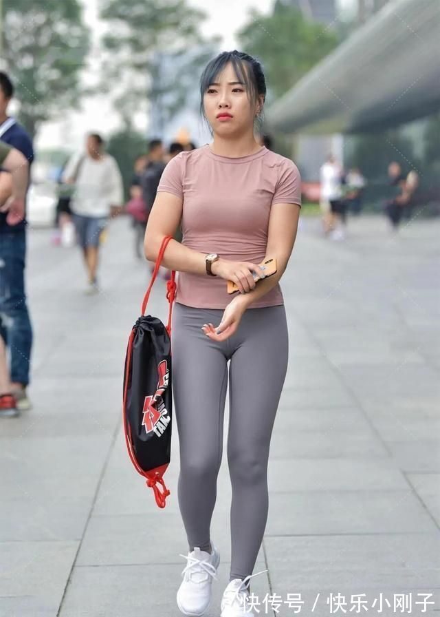 小姐姐 小姐姐穿瑜伽裤,惬意搭配激活自己的青春气息,让减龄变得简单