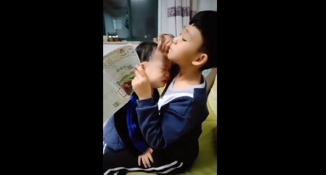 弟弟|弟弟被爸爸批评后,赶紧找哥哥安慰,网友:看得我都想生二胎了!