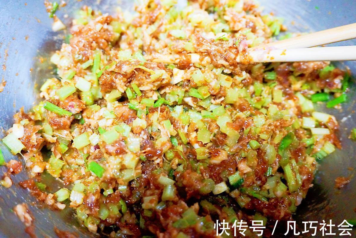 芹菜锅贴|又香又脆的牛肉芹菜锅贴，美味可口，制作简单