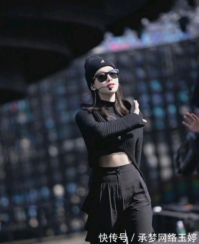 早秋|今秋火了一种穿法:“上短下长”,显瘦显高又时髦,小个子也适合