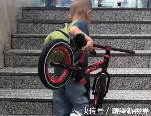 宝宝|“男子汉宝宝”火了,搬着自行车上楼梯的那一刻“男友力”爆棚