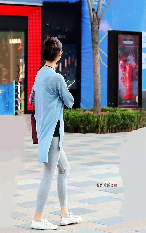 街拍：穿出轻盈之美的打底裤美女
