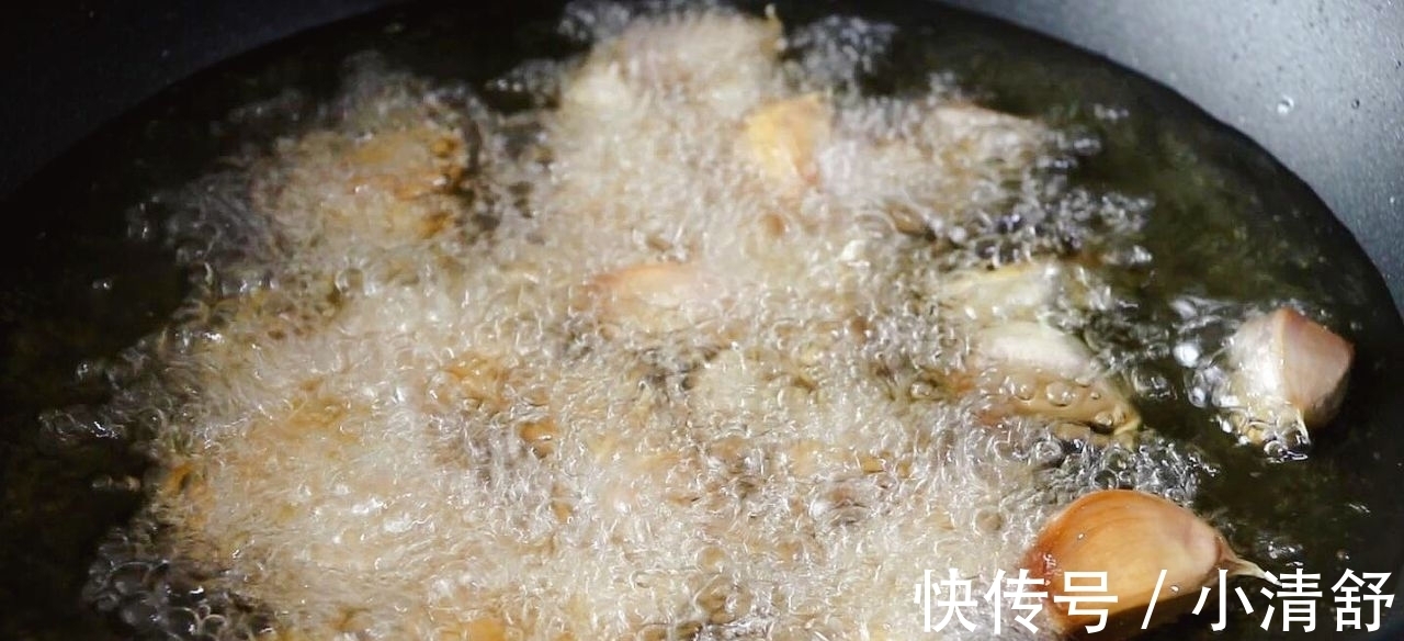 大蒜头|一盘大蒜,2块猪脆骨,先炸后炒,简单两步就能搞定,好吃不难做