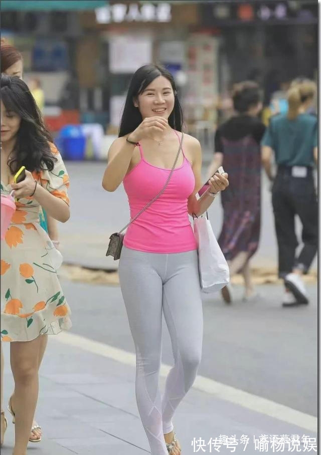 美女 穿“液体”打底裤的美女,远看似彩绘,近“赏”有亮点!