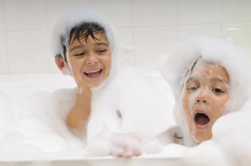 浴室|给宝宝洗澡的正确姿势“2顺序+2时间+1物”,是不能忽视的大行动