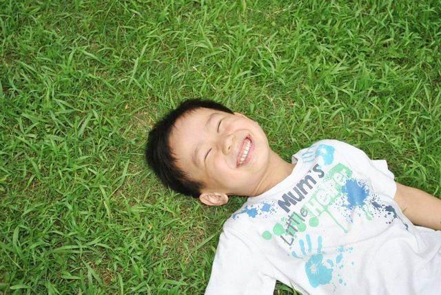 暖男|妈妈穿“露肩装”出门,直男宝宝操碎了心,网友:长大后是个暖男