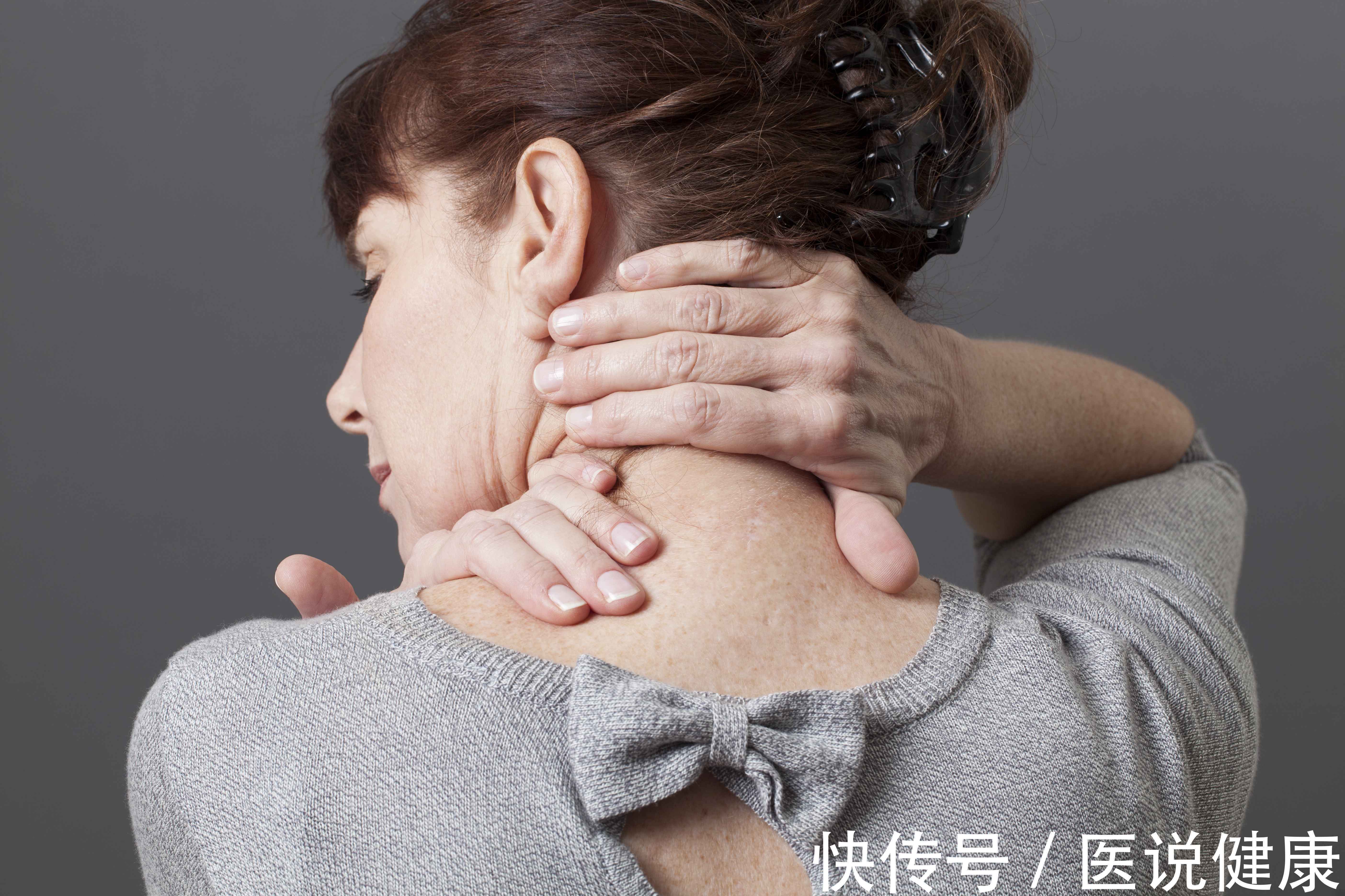 颈椎|经常低头容易诱发颈椎病,这5个行为或是主要诱因,尽量改正