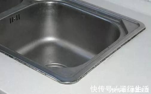 霉斑|玻璃胶用久会“变黑”保洁阿姨的“小妙招”,立马洁净还杀菌