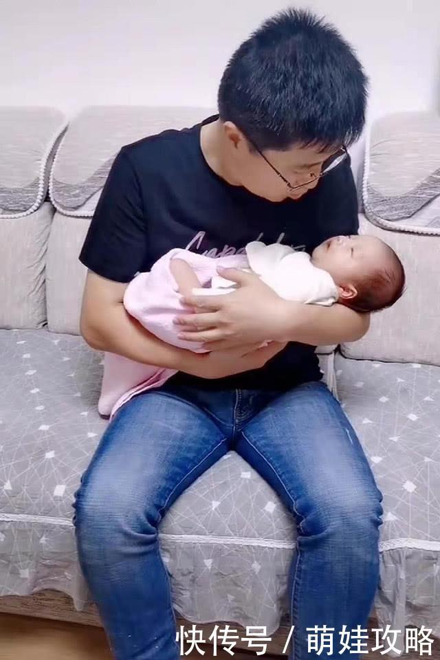 爸爸抱着女儿柔情似水，儿子坐角落“冷眼旁观”，妈妈笑翻