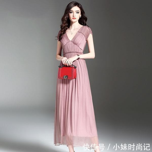 真丝|高贵又优雅的真丝连衣裙,搭配双高跟鞋,凉爽又不失名媛范