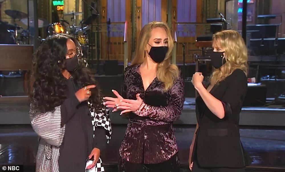  惹眼|英国歌手阿黛尔主持节目，秀美式发音，减重88斤大波浪发型惹眼