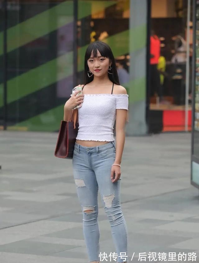 塞裤腰 今年流行“低腰裤”,但也并非谁都能穿,露出小肚子不是很尴尬