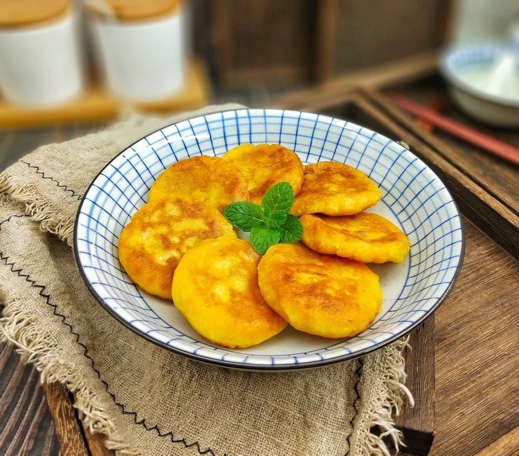 红薯别煮了，加入糯米粉，做成香甜软糯的红薯饼，味道真好