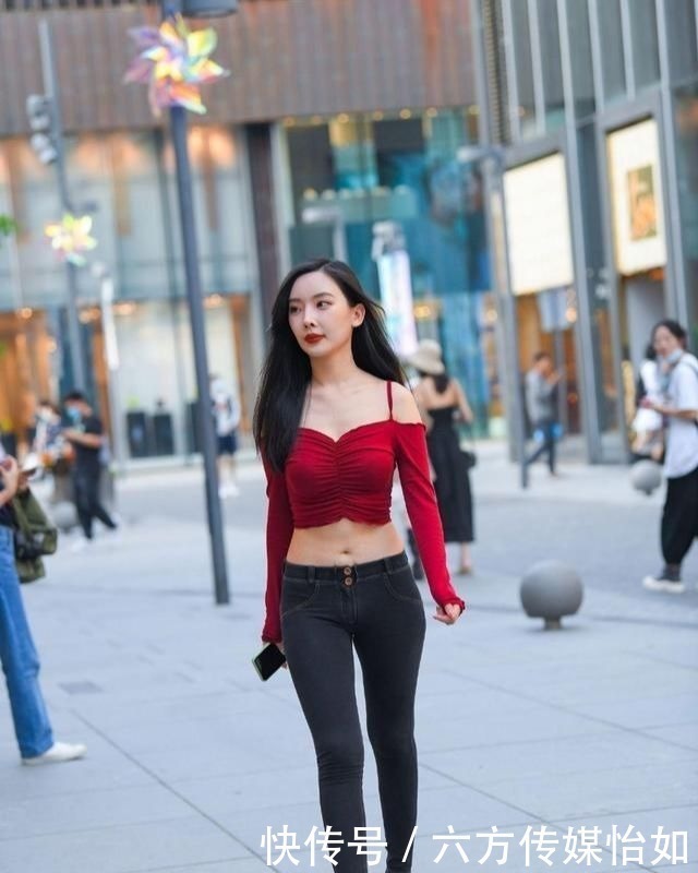 打底裤|新流行的小黑裤显瘦又修身,低调接地气,美女穿上很好看!