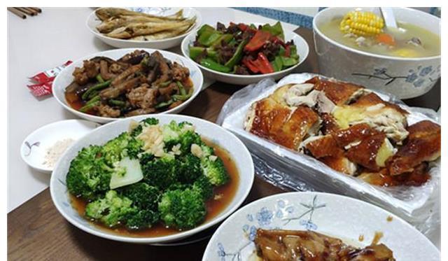 饭桌|搬新家嫂子来参观，老婆特意下厨招待，饭桌上她一脸嫌弃，说菜少