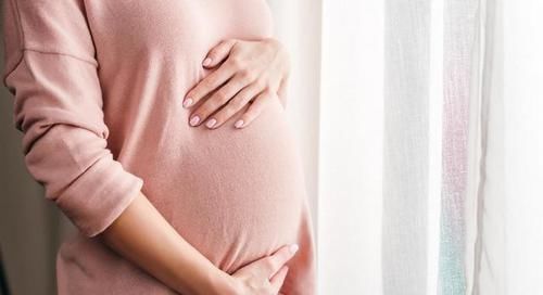怀孕期间|“最苗条孕妈”走红，病房内跳舞催生，网友疑惑：真的怀孕了？