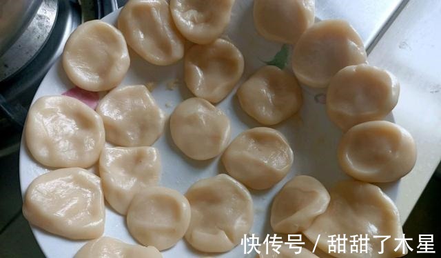 精致甜品肉松麻薯蛋黄酥,口感软糯,咸香适中,口感层次丰富!