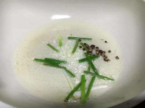 想吃口水鸡别买了，其实做法很简单，看一遍就会，上桌一盘不够吃