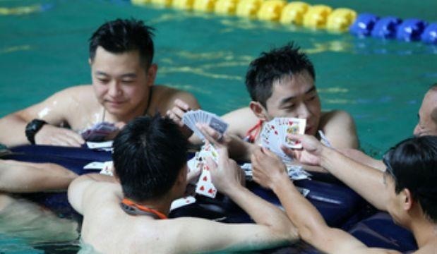 男人|一个男人，不抽烟、不喝酒、不打牌，这样的人你们觉得如何？