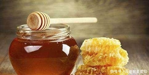 要是不爱护嘴唇,干裂的话!就算把一条河里的水喝光也没用!