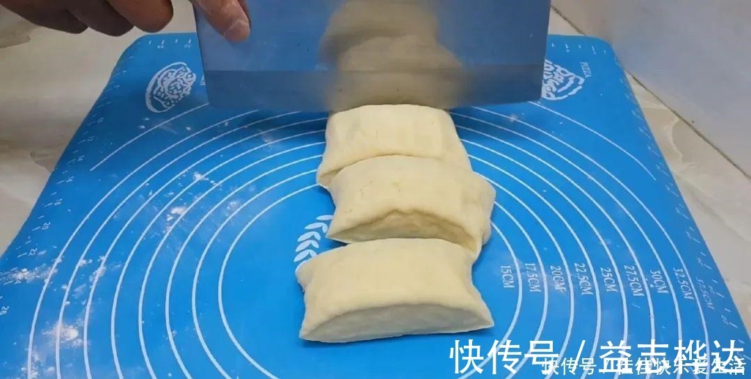 面粉别蒸馒头了,加2个鸡蛋,个个蓬松暄软,比面包简单好吃