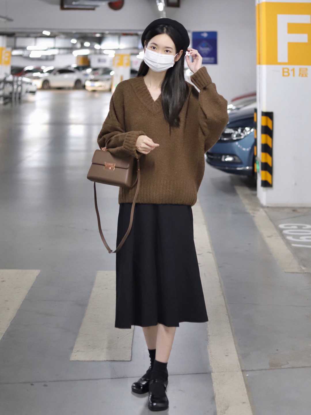 卫衣|黑色半身裙的万能搭配公式全在这,喜欢简约风格的,来这里集合了