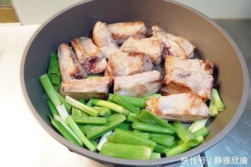 做排骨时,有人先焯水有人直接炖,老厨子全不对,教你正确做法