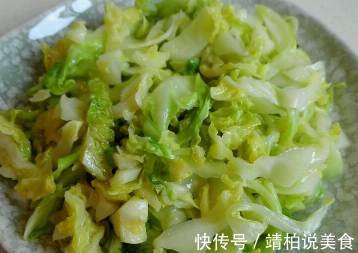 炒卷心菜一直炒错了,饭店大厨说漏嘴,炒前加勺它脆嫩鲜香