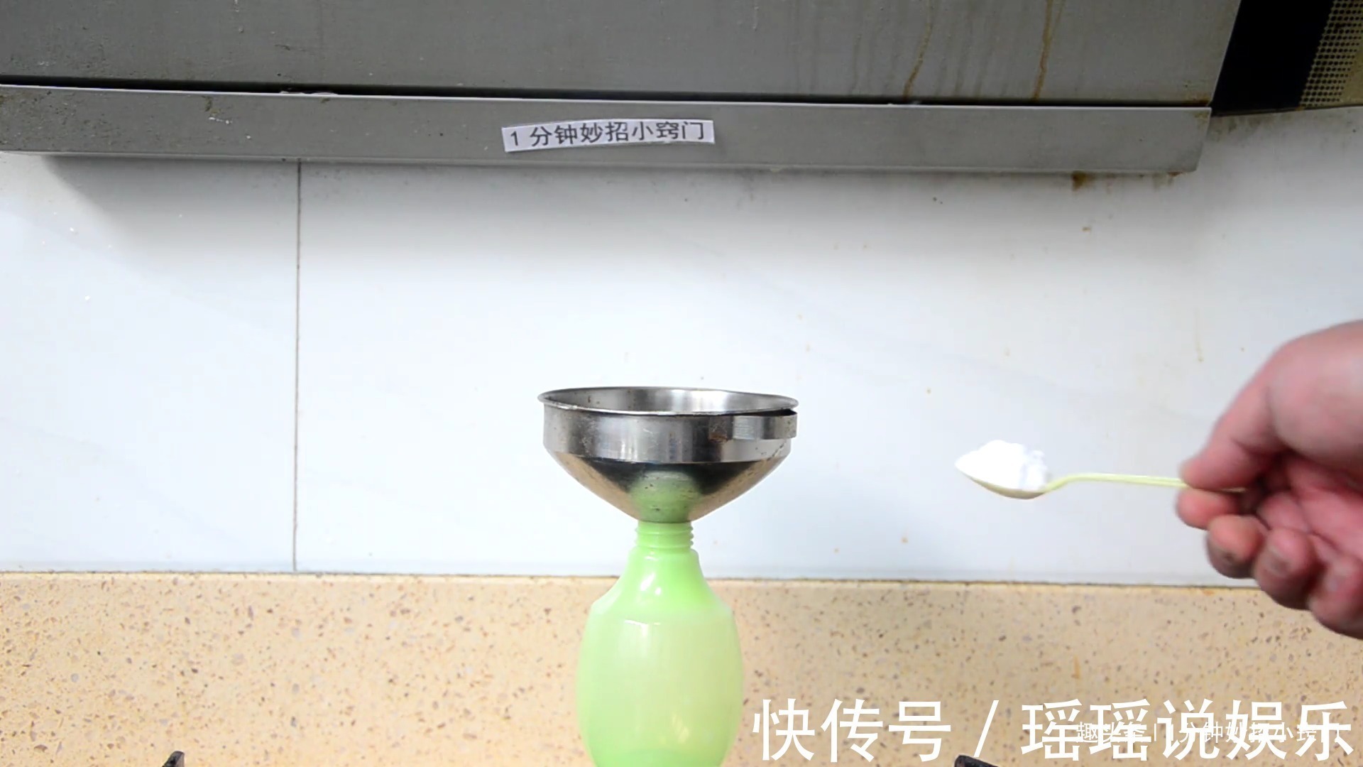 溶液|找到一个塑料袋,不管油烟机多脏多油,不用一滴水,立马崭新如初