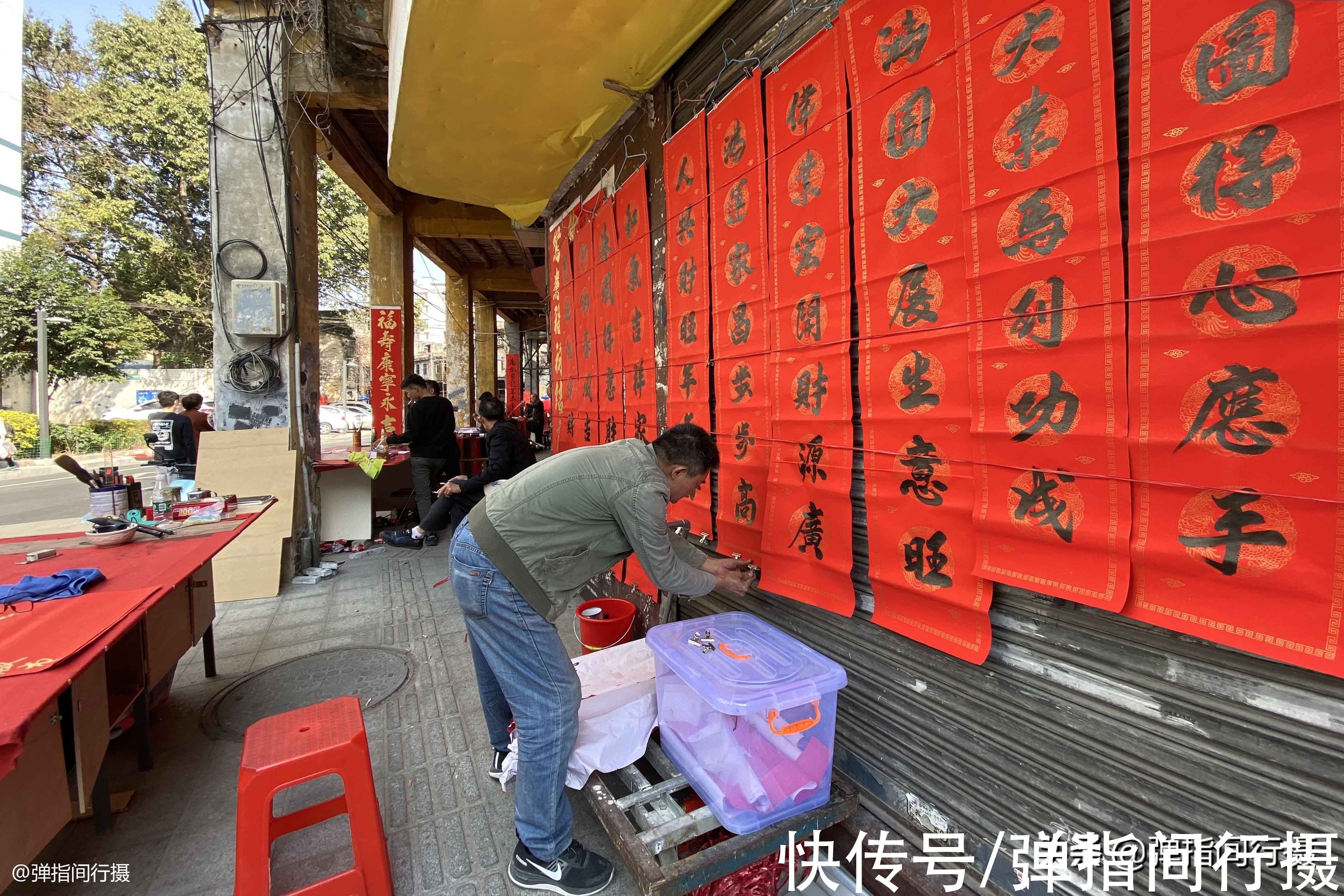 传统节日|佛山最有年味的老街，百米街道挂满春联，组合体书法外地人看不懂