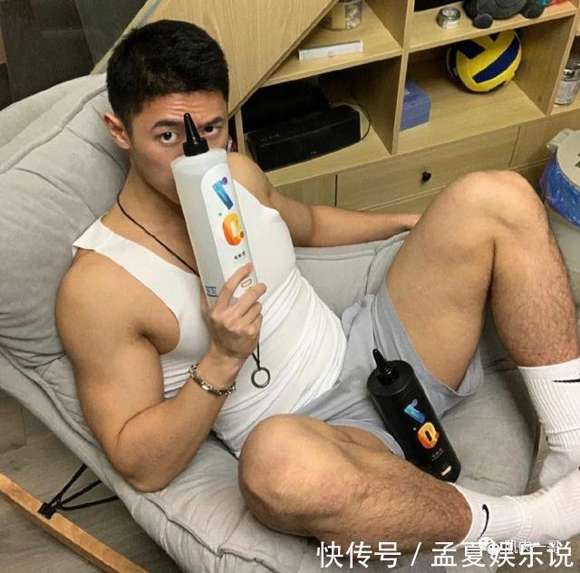 阳光帅气|183cm筋肉大学生酷爱穿灰裤子,这身材太上头了