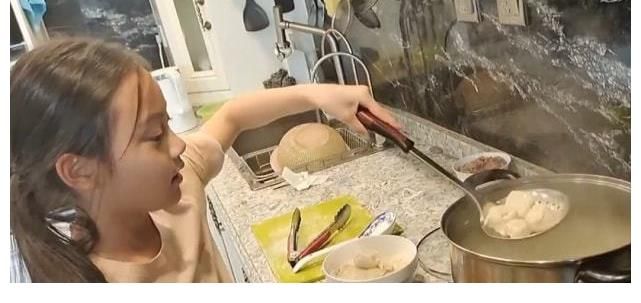李小璐晒女儿日常,9岁甜馨自己动手包饺子,手法娴熟太能干!