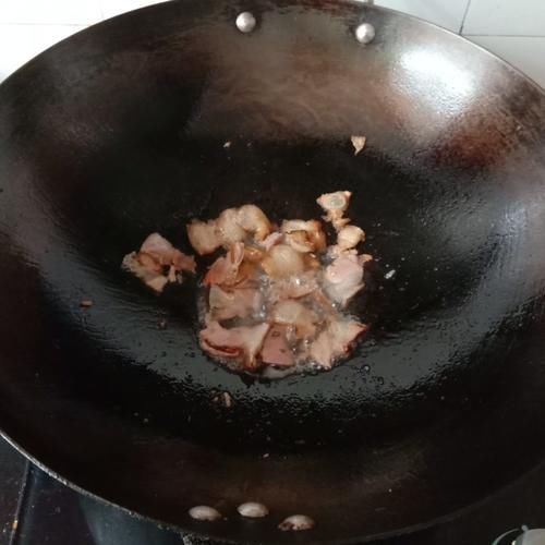 腊肉炒野芹菜，简单快手，鲜美下饭