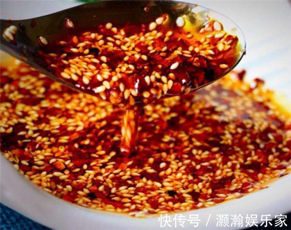 淋热油|做辣椒油时，直接淋热油就错了！大厨教你正确做法，辣椒油香又亮