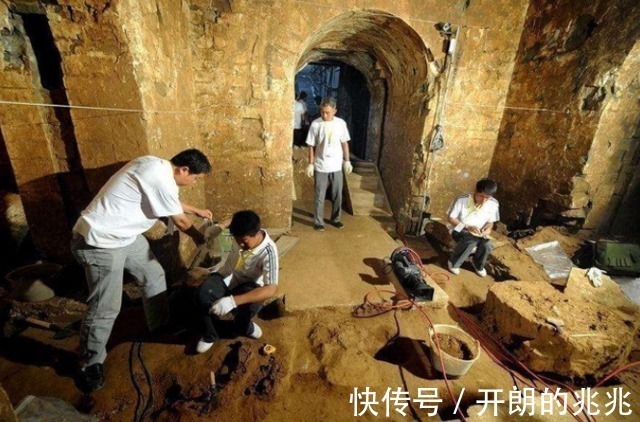 陪葬#盗墓贼太倒霉,和同伙内讧被封于唐代古墓中,墓穴墙角枯坐上千年