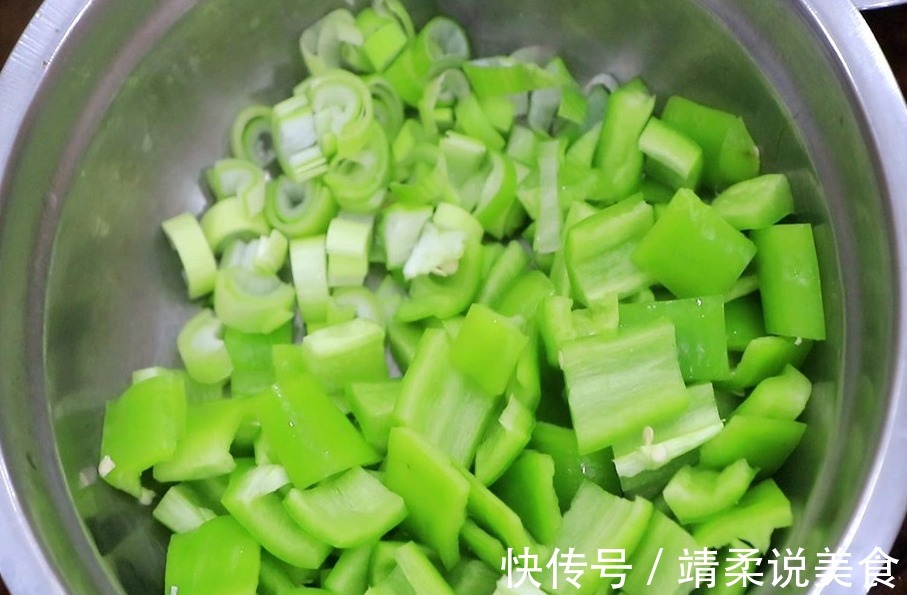 厨师长用青椒鸡蛋炒出新花样,咸香可口,色泽诱人,无技巧零难度